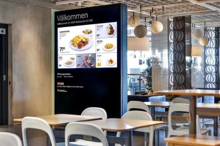 Stele mit Speiseangeboten im Restaurantbereich von IKEA