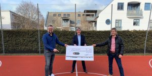 Übergabe des Checks über 800 Euro von Florian König an Duanne Moeser und die Kinder-und Jugendhilfe Hochzoll
