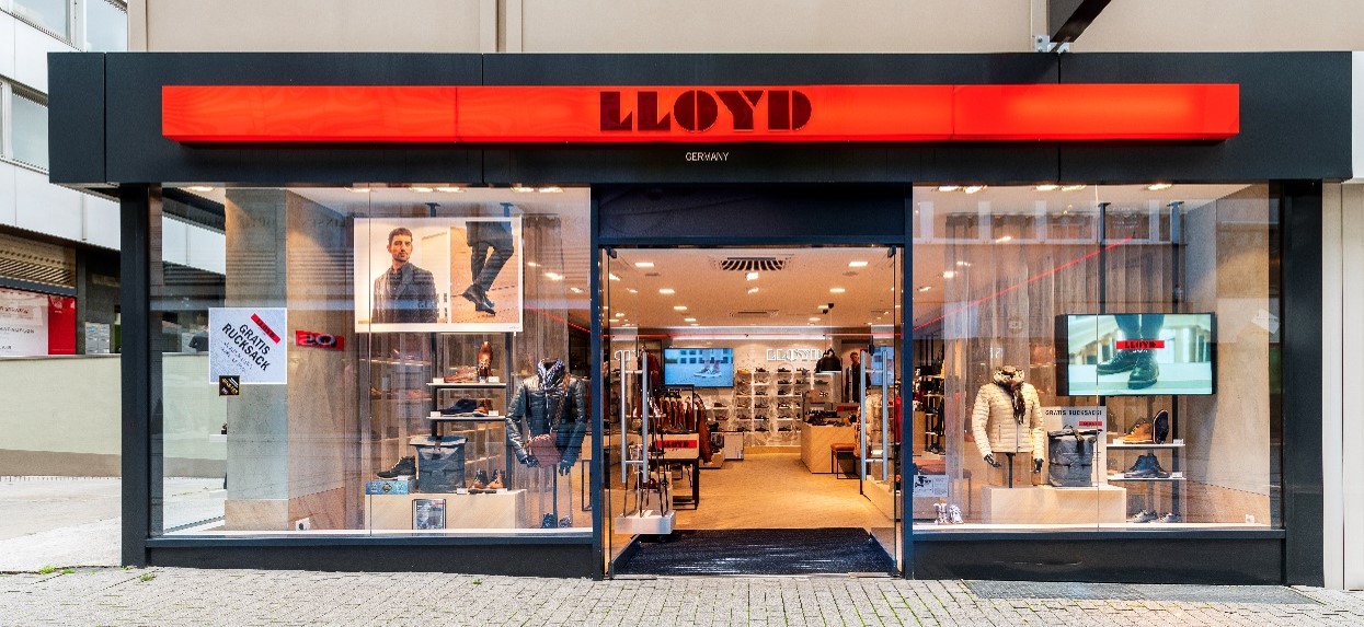 Frontansicht eines Stores von Lloyd mit mehreren Bildschirmen und Schuhen